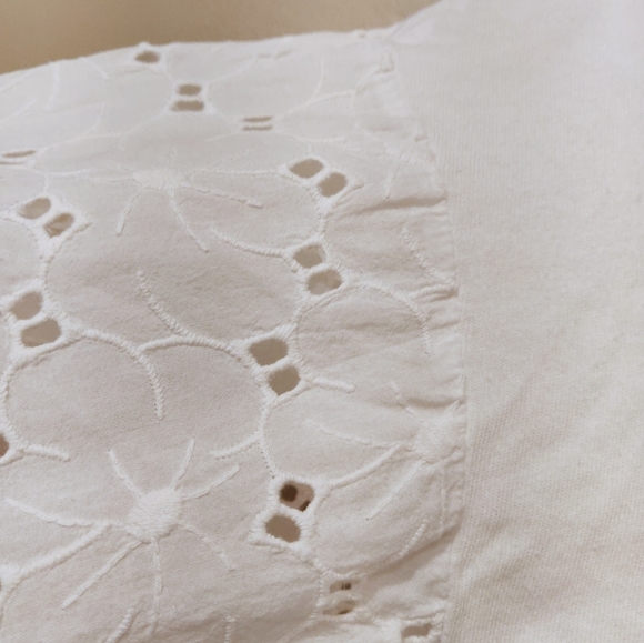 🎉3/$15🎉 Uniqlo White Lace Sleeve T-Shirt - Picture 5 of 6